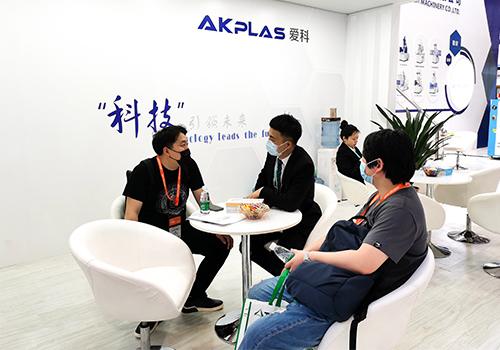 愛(ài)科機(jī)械參加CHINAPLAS2021，講解注塑機(jī)